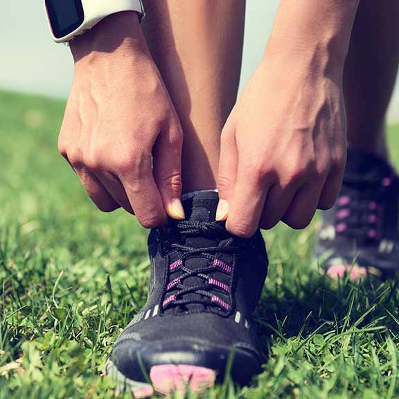 jogger tying up laces fitness sq